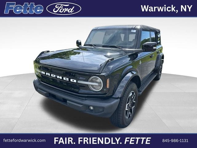 2023 Ford Bronco Outer Banks in Shadow Black — front three-quarter view